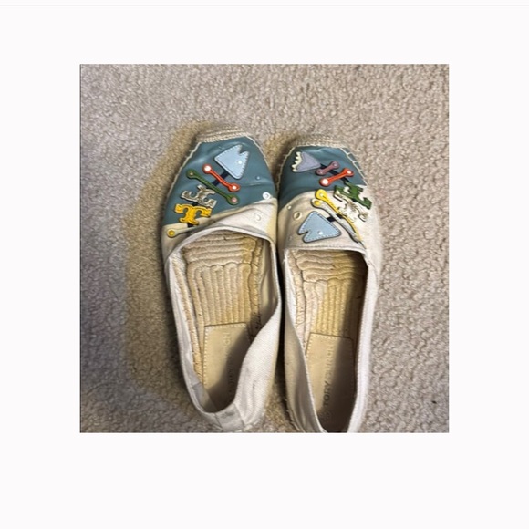 PLEASE SHARE
Switched my new shoes for her trashed ones - Picture 3 of 3